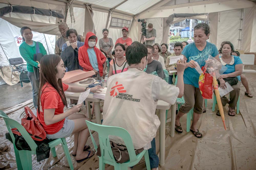 Philippines Typhoon Msf Sets Up Inflatable Hospital In Tacloban Medecins Sans Frontieres Middle East