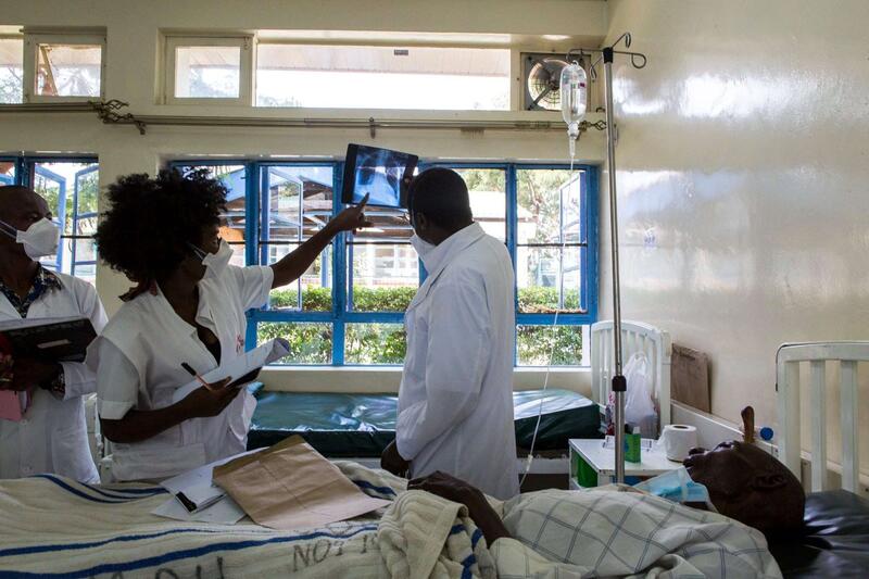 Homa Bay, Kenya: Medical staff in the tuberculosis (TB) ward in MSF-supported Homa Bay hospital,