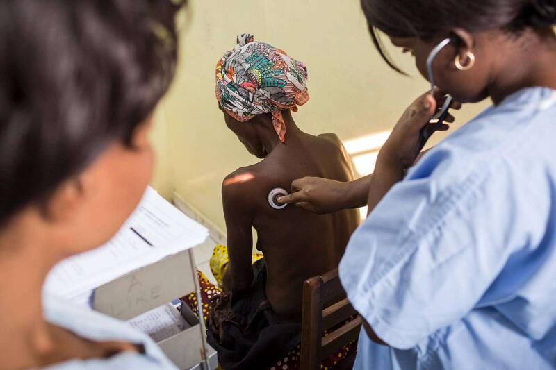 Kinshasa, Democratic Republic of Congo (DRC): An MSF doctor osculates a patient’s lungs to check for abnormalities in MSF’s HIV unit