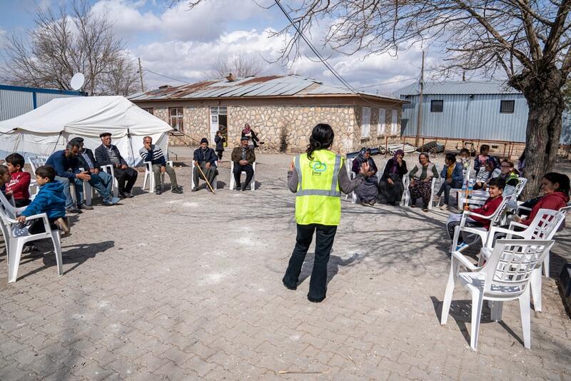 A psychologist from an MSF supported organisation conducts a psychosocial support session for men and women in Başpınar (Küllüm), on the outskirts of Adıyaman city.